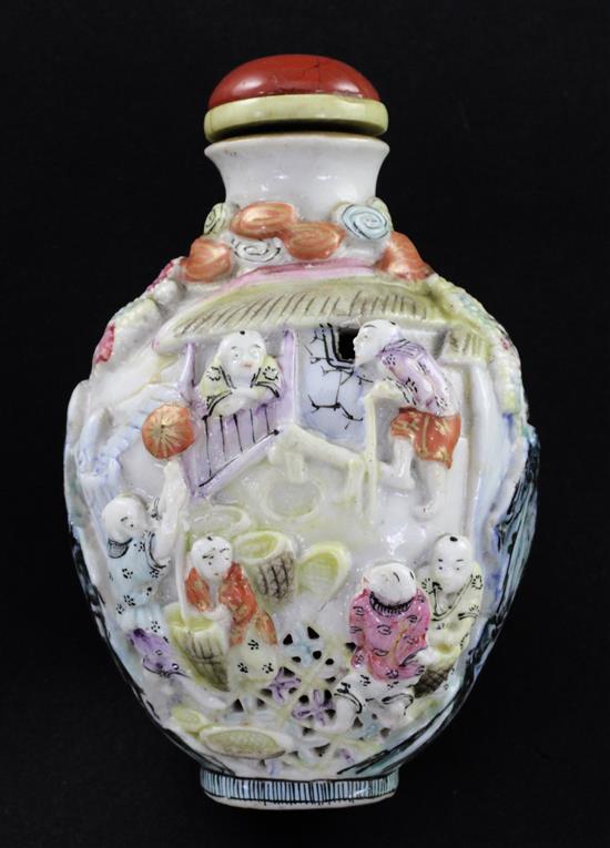 A Chinese moulded famille rose snuff bottle, 1820-51, 7.5cm